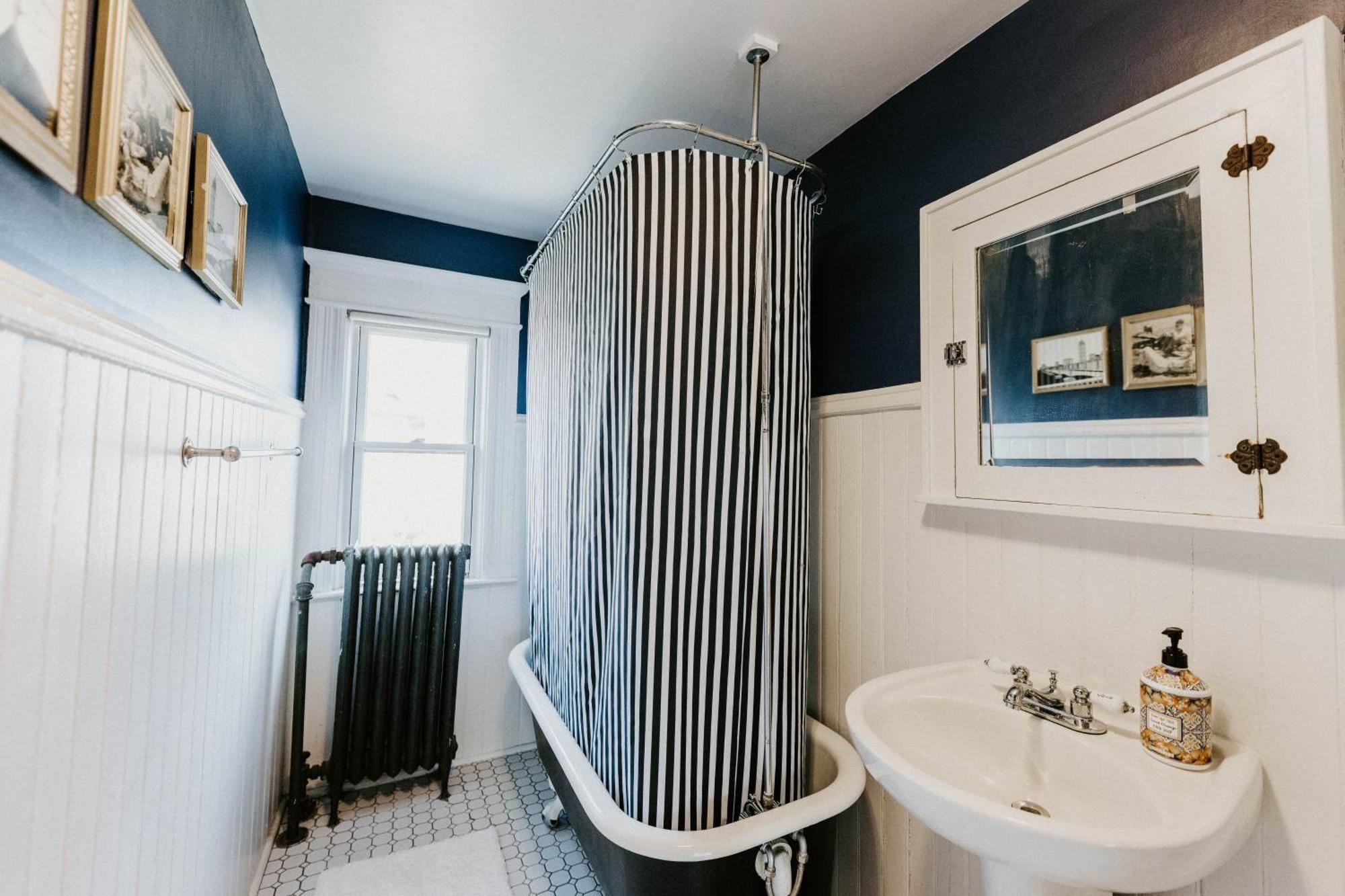 Retro Gem Box Victorian Steps From Irvine Park Apartment Saint Paul Exterior photo